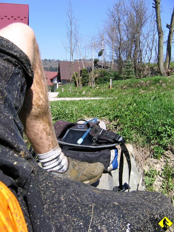 foto 052.jpg - Taaaaaak! To był pocisk! Zupełnie nie przejmowałem się tym, że woda tryska zewsząd. Postanowiłem dać się sprowokować adrenalinie. Mokry do pasa siadam na kładce i czekam na pozostałych. Dla takich chwil stworzono MTB! Nigdy więcej niebieskim w przeciwnym kierunku!